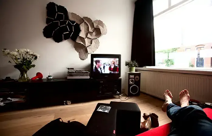 Evde dinlenen bir adam.