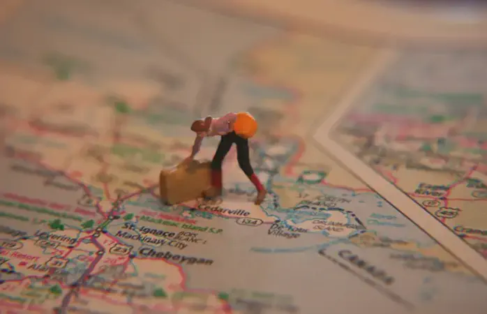 Harita üzerine yerleştirilmiş bir figür.