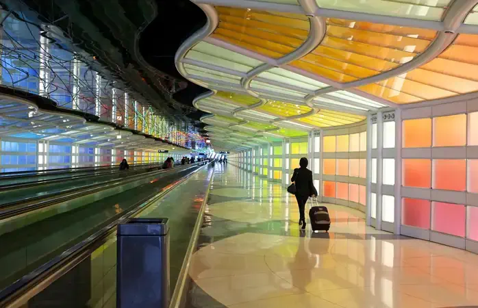 Havaalanında yürüyen bir kadın.