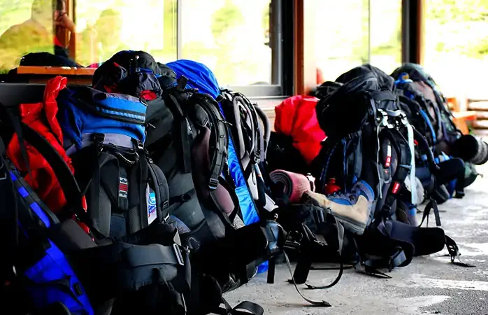 Bir kafenin dışına yığılmış sırt çantaları.