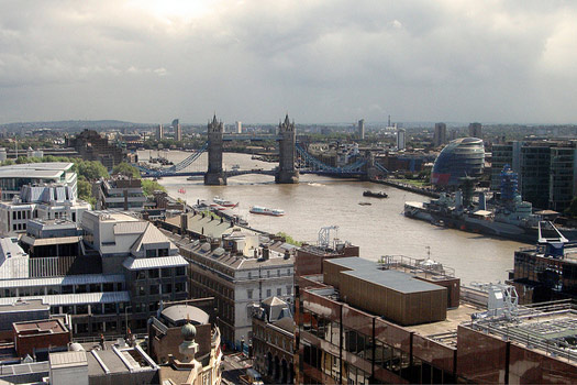 Anıttan şehir görüntüsü – Tower Köprüsü, Londra Meclisi ve HMS Belfast. 