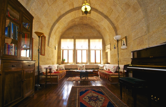 Esbelli Evi Cave Hotel’ den açık ve ferah bir oturma odası