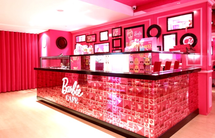 Barbie Cafe’nin pembe dekoru.