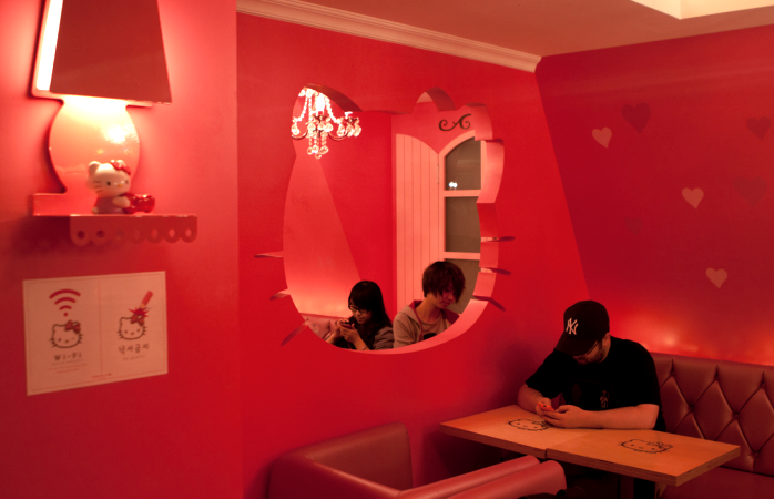 Hello Kitty Cafe’de zaman geçiren müşteriler.
