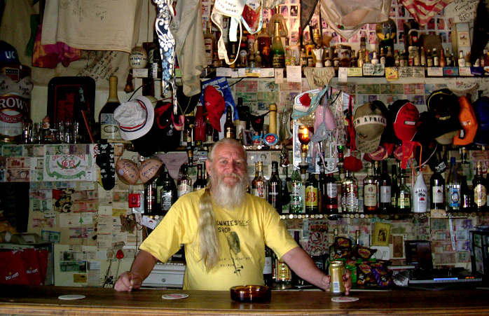 Güney Afrika gezisi- Ronnie barın arkasında.