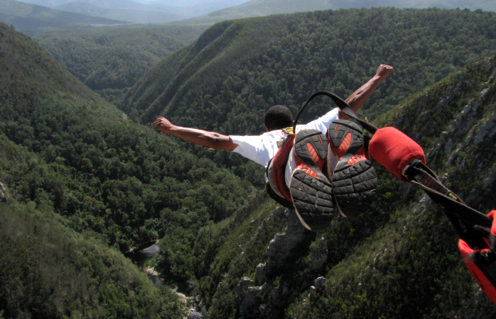 Güney Afrika gezisi- Bloukrans köprüsünden bungee jumping yapan birisi. ©