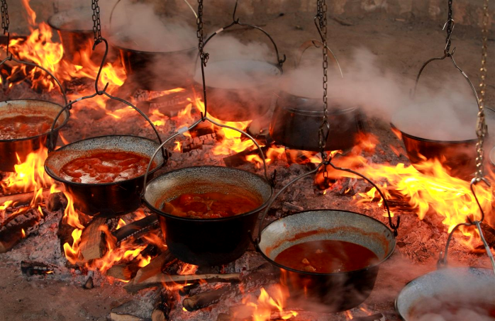 Hırvatistan yemekleri- Ateş üzerinde Čobanac pişirmek.