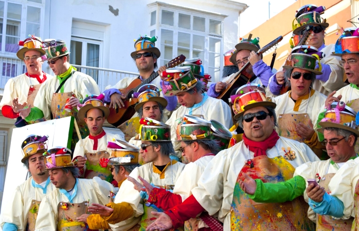 Break the trend: 7 original alternatives to the classic Spanish destinations İspanya'da gezilecek yerler- Cádiz karnavalında kalabalığa serenat yapan erkekler.