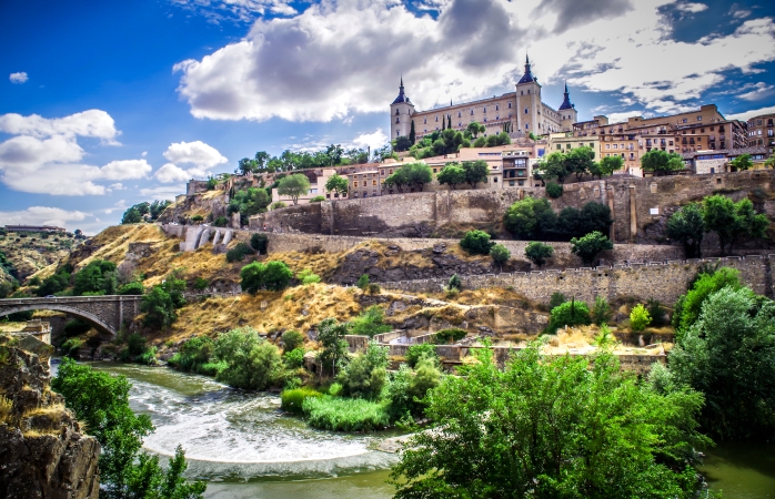 İspanya'da gezilecek yerler- Alcázar kalesi Toledo'nun en yüksek noktası olarak gururla yükselmektedir.