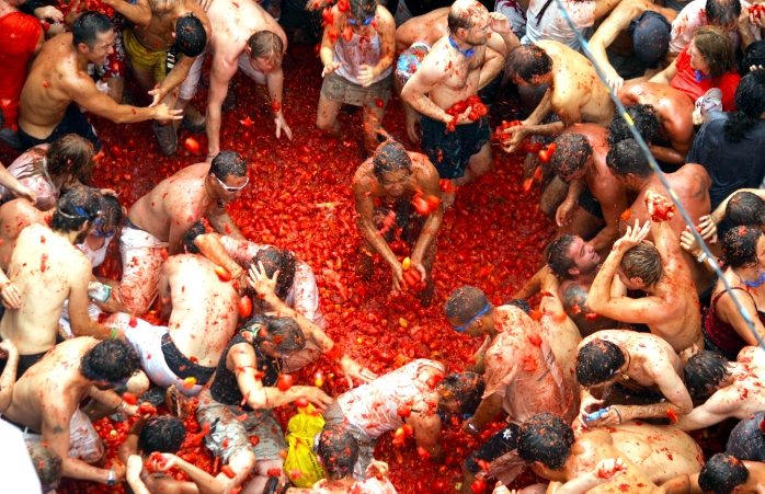 İspanya'da gezilecek yerler- Yarı çıplak kalabalık sokakta parti yapıp her yere domates fırlatıyor.