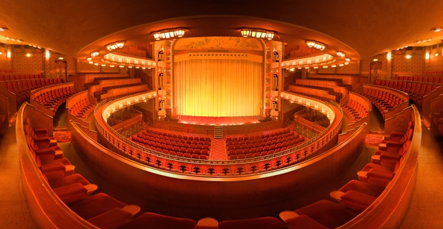 Amsterdam'ın yuvarlak hatlara sahip Tuschinski sineması.