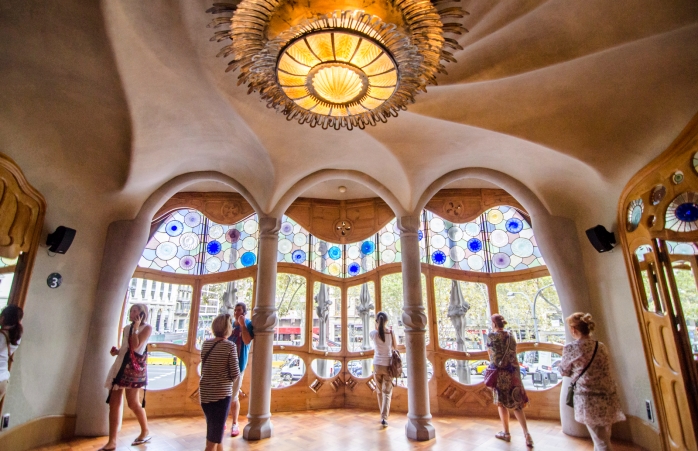 Gaudí’nin tasarladığı göz alıcı Casa Batlló’nun içinde gezen bir grup.