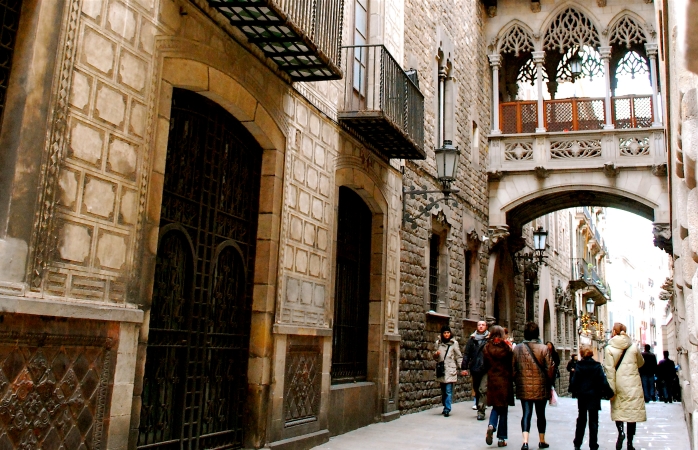 Barselona’nın Gotik sokaklarında dolaşan küçük bir kalabalık.