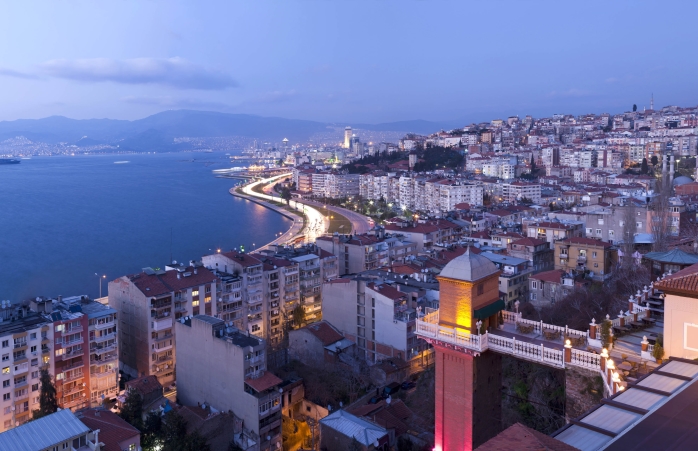 İzmir limanının panoramik bir görüntüsü.