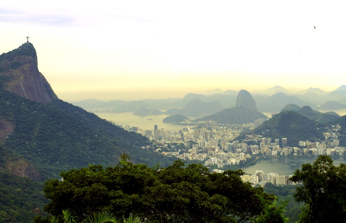 Tijuca Ulusal Parkı'ndan Rio manzarası.