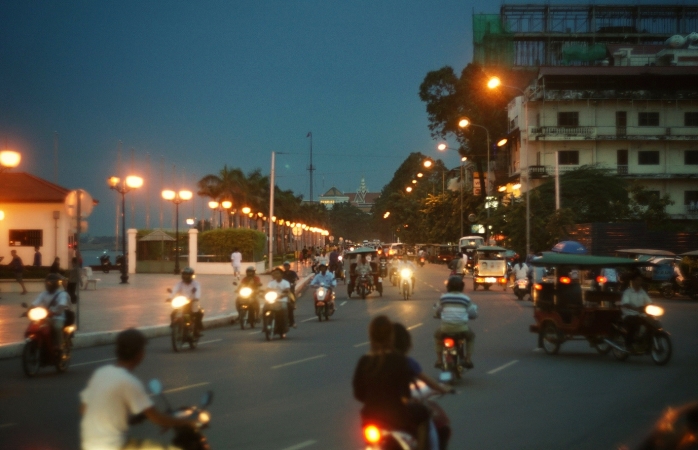 Scooter’ları ile Phnom Penh’de dolaşan yerel halk.