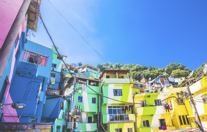 Praça Cantão'da Haas & Hahn'ın favela boyama projesi.