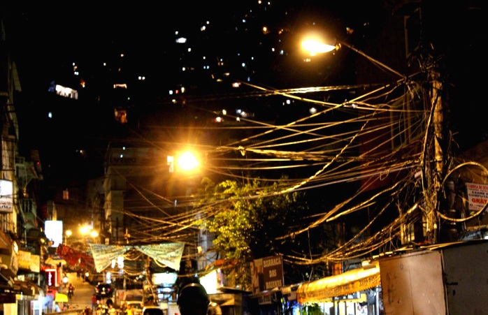 Favela caddesindeki birbirine dolaşmış elektrik kabloları.