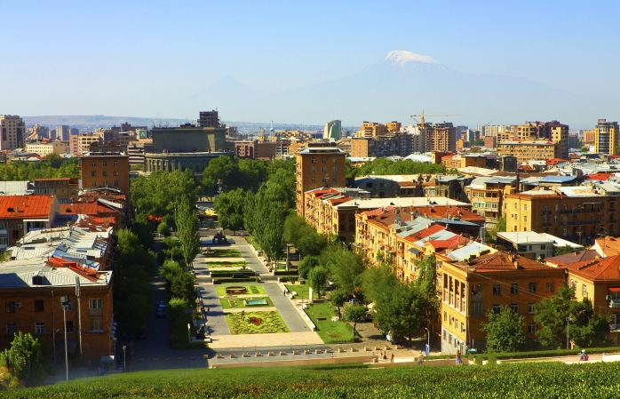 Bir yaz sabahında Erivan Çağlayan Anıtı'nın uzaktan çekimi.