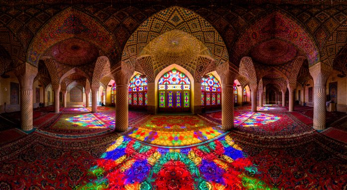 Akıllara durgunluk veren güzellikteki Pembe Cami'nin geniş açılı bir resmi.