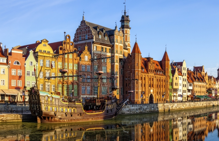 Polonya, Gdansk'ın nehir kenarındaki büyüleyici tarihi dokusu.