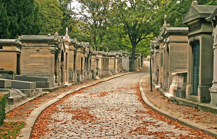Père Lachaise Mezarlığı'nın yapraklarla kaplı yolu.