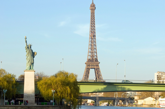 Paris'teki Eyfel Kulesi manzaralı Özgürlük Heykeli