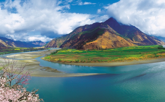 Yunnan kırsalının çevresinden dolanan Yangtze Nehri.