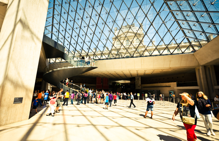 Louvre müzesini gezen sanat hayranları.