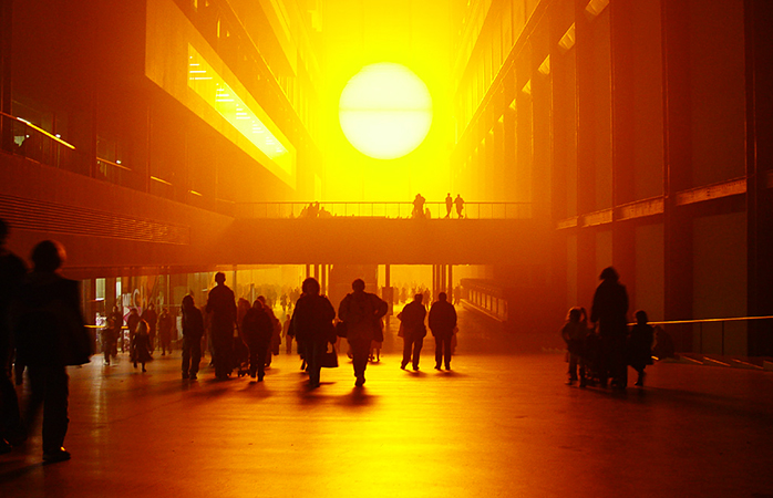 Olafur Eliasson'un Turbine Hall'daki yerleştirme sanatı eseri Weather Project.