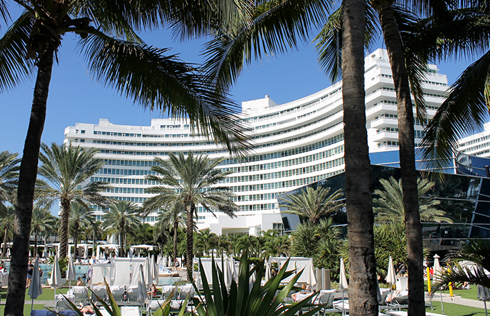 Miami Beach’teki Fontainebleau’nun dışı ve havuz bölümü. 