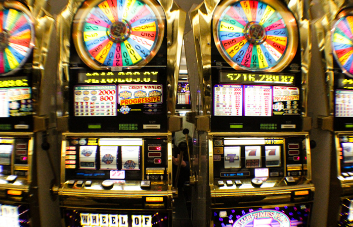 Las Vegas, McCarren Havalimanı'ndaki parlak kumar makinelerinin yakın çekimi. 