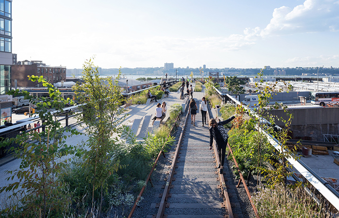 High Line'ın demiryolu gezi alanlarından birinin tepesinde yaz eğlencesi.