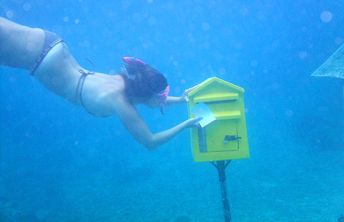 Dünyanın su altı harikaları- Vanuatu’da su altında mektup postalayan bir kadın.