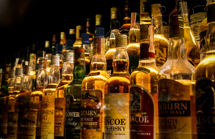 Birkaç sıra İskoç viskisi. © matt512