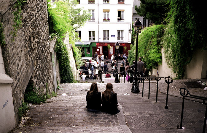 Aşk Şehrinde merdivenlere oturanlar. 