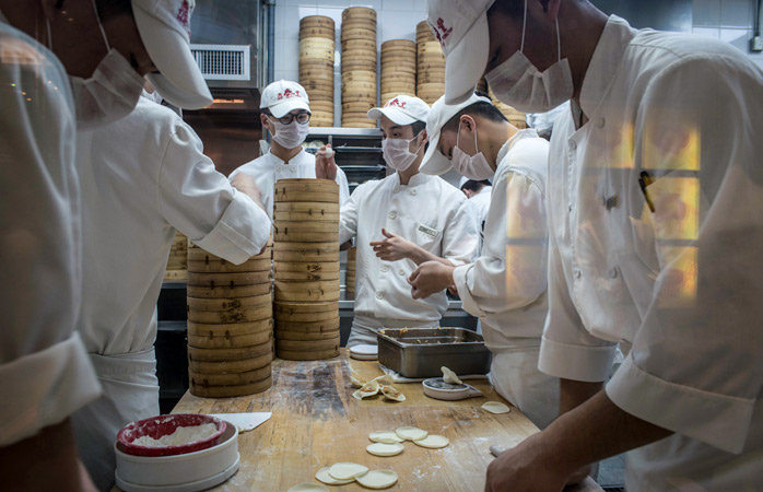 Hong Kong’un en büyük ve en iyi restoranlarından Din Tai Fung’da dim sum yemeklerinin hazırlanışı.