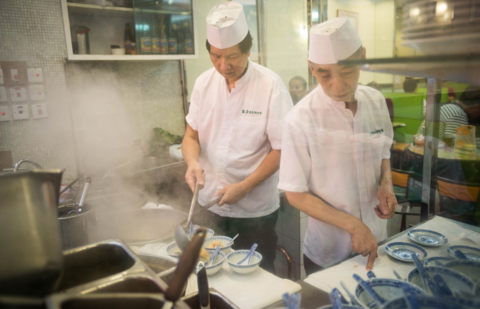 Mak’s Noodle ziyaretçilerine tüm Hong Kong’daki en iyi wonton eriştelerini sunar. 