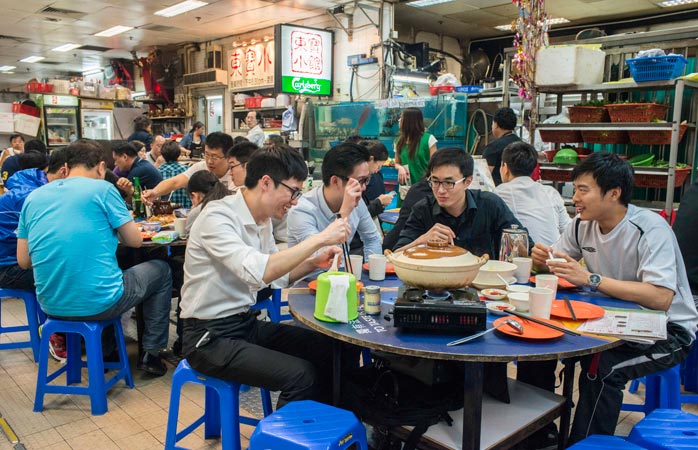 Hong Kong’un en iyi deniz ürünleri restoranlarından Tung Po’da yemek yiyenler.