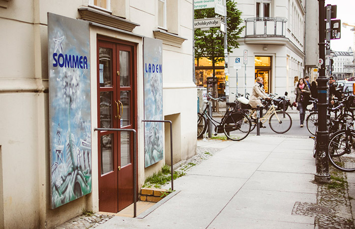 Berlin bit pazarları- Berlin alışverişinin mutlaka görülmesi gereken mekanlarından Sommerladen’in girişi.