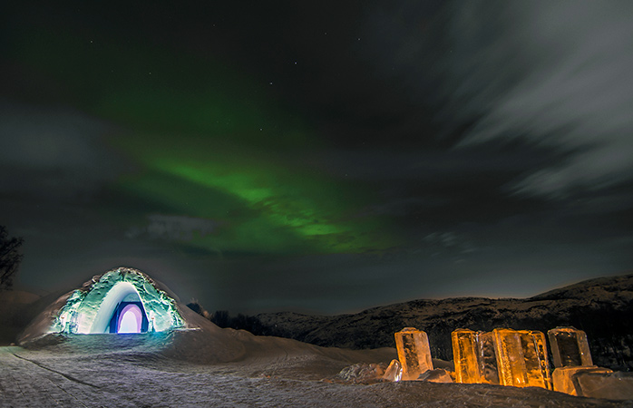 Norveç, Sor-Varanger’de Kirkenes Snowhotel’in üzerinde parıldayan Kuzey Işıkları.