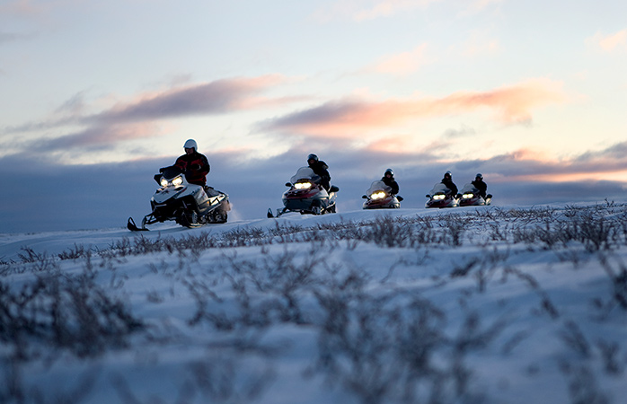 Finnmark Platosu’nda kar aracıyla yolculuk. 