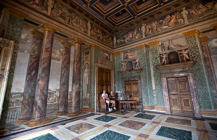 Roma gezisi- Villa Farnesina’nın panoramik Rönesans dekorasyonu. © prilfish