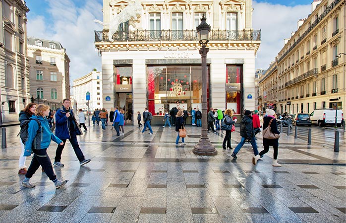 Paris’in en ünlü alışveriş caddesi Şanzelize 