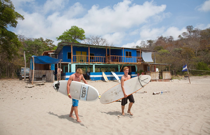 Playa Maderas’ta yeni arkadaşlarınla sörf keyfi