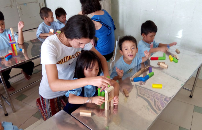 Gönüllü yardım turizmi- Çocuklarla birlikte çalışarak öğrenmeyi eğlenceli hale getiren bir gönüllü 