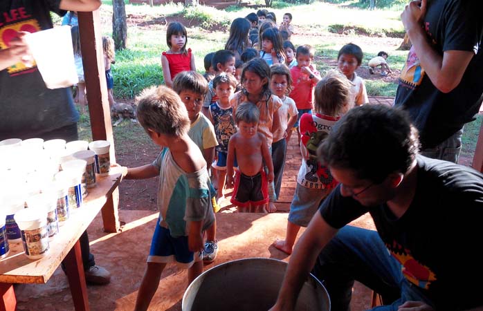 Gönüllü yardım turizmi- Arjantin’deki bir okulda temiz içme suyuyla çocuklara yardım
