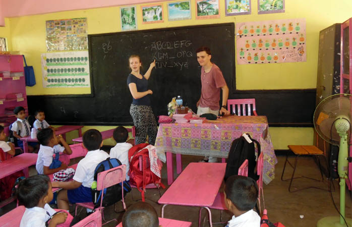 Gönüllü yardım turizmi- Alfabeyi öğrenen çocuklar