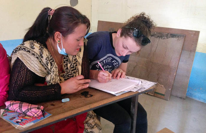 Gönüllü yardım turizmi- Nepal halkına eğitimle yardımcı olan gönüllüler