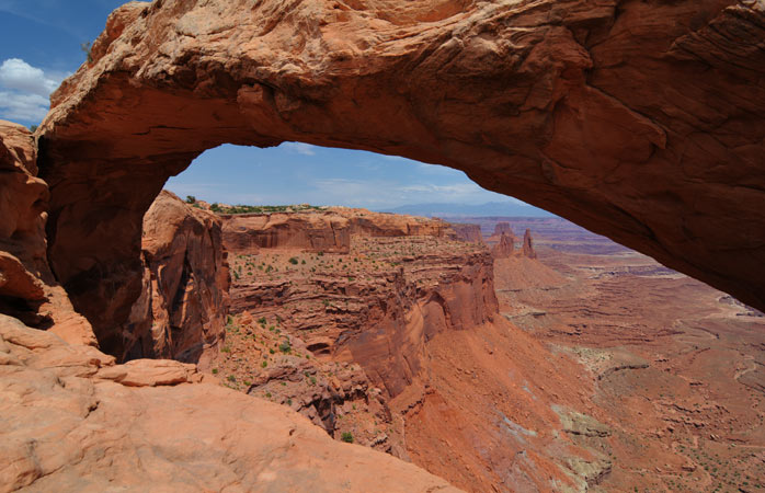 Amerika yol gezisi- Mesa Arch Trail’de kızıl bir renge sahip Canyonlands’in harika manzaraları seni bekliyor